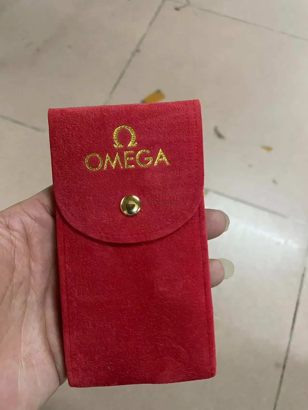 Omega uretui – rødt - Tilbehør - Mikkels Ure